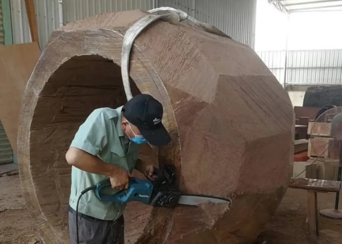 An experienced worker making a taiko drum
