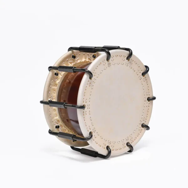 JINLEI 2Cyoukake Shime Daiko Turnbuckle drum angled view showing natural cowhide drumhead with stitched leather rim, black metal turnbuckle tension system with U-shaped hooks and amber lacquered wood shell
