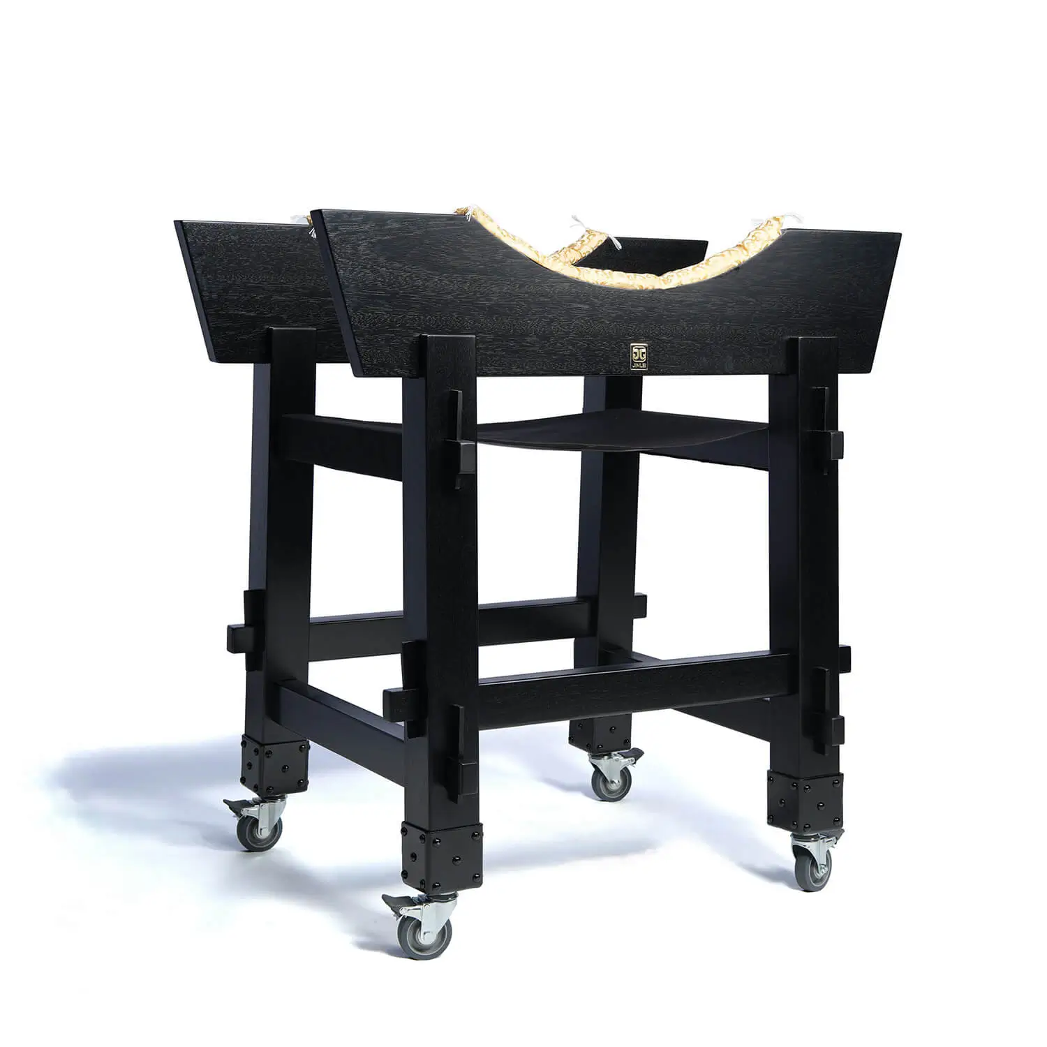 JINLEI four-pillar stand for o-shime, black frame with curved cradle top, rope cushion, and locking caster wheels, full view