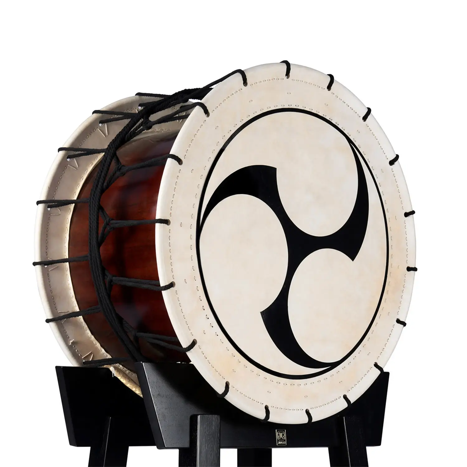 JINLEI hira-o-shime daiko, natural wood shell with black rope tuning and tomoe pattern drumhead on black stand, side angle view