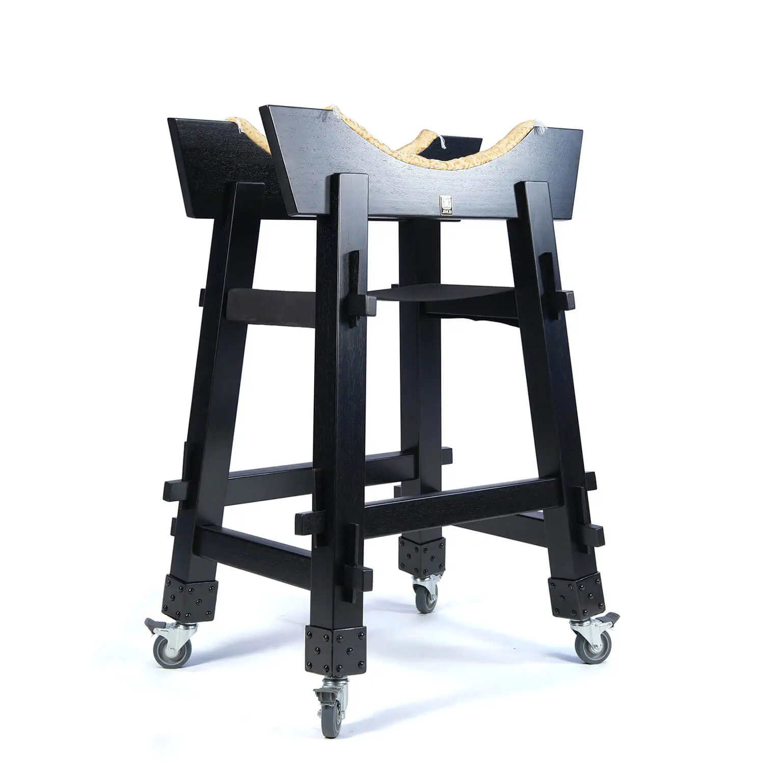 JINLEI Hira-O-shime daiko tower stand, black frame with curved cradle top, rope cushion, and locking caster wheels, full view