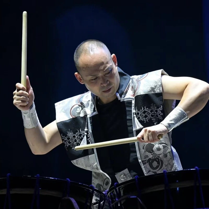 Kenichi Masamoto performing taiko