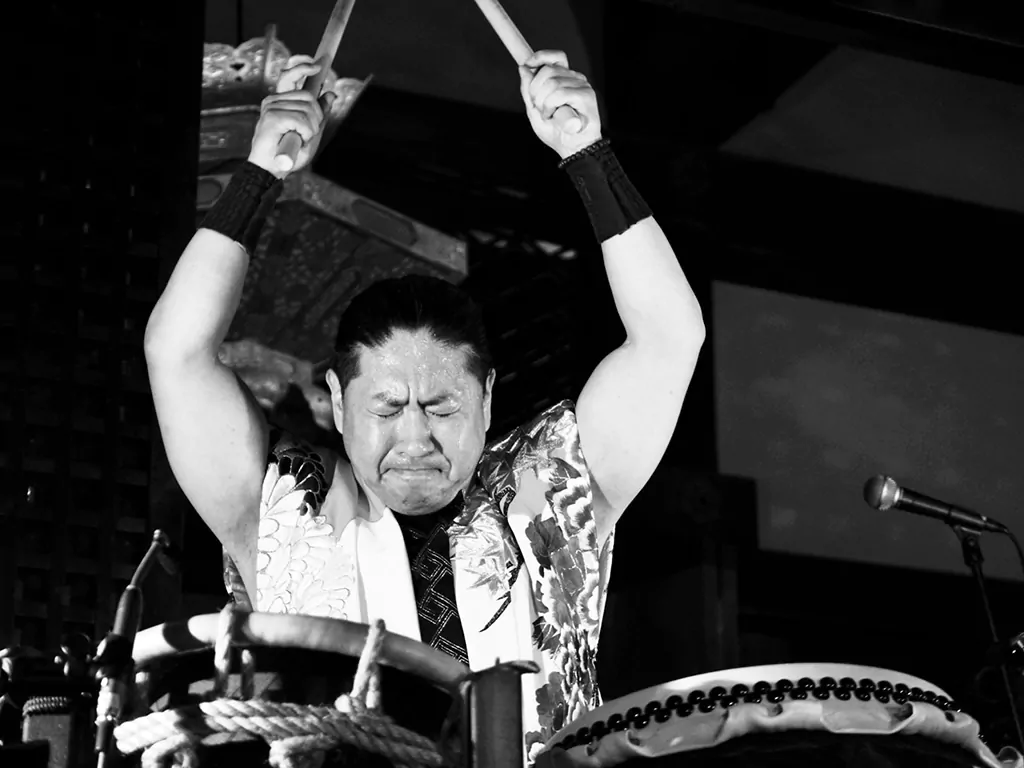 Essential knowledge you need to know in advance if you want to buy a taiko drum, illustrated by a display of various traditional drum sizes and materials.